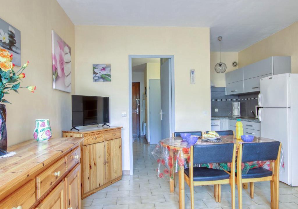 Les Lecques Apartment | Studio L'Astrolabe by Interhome
