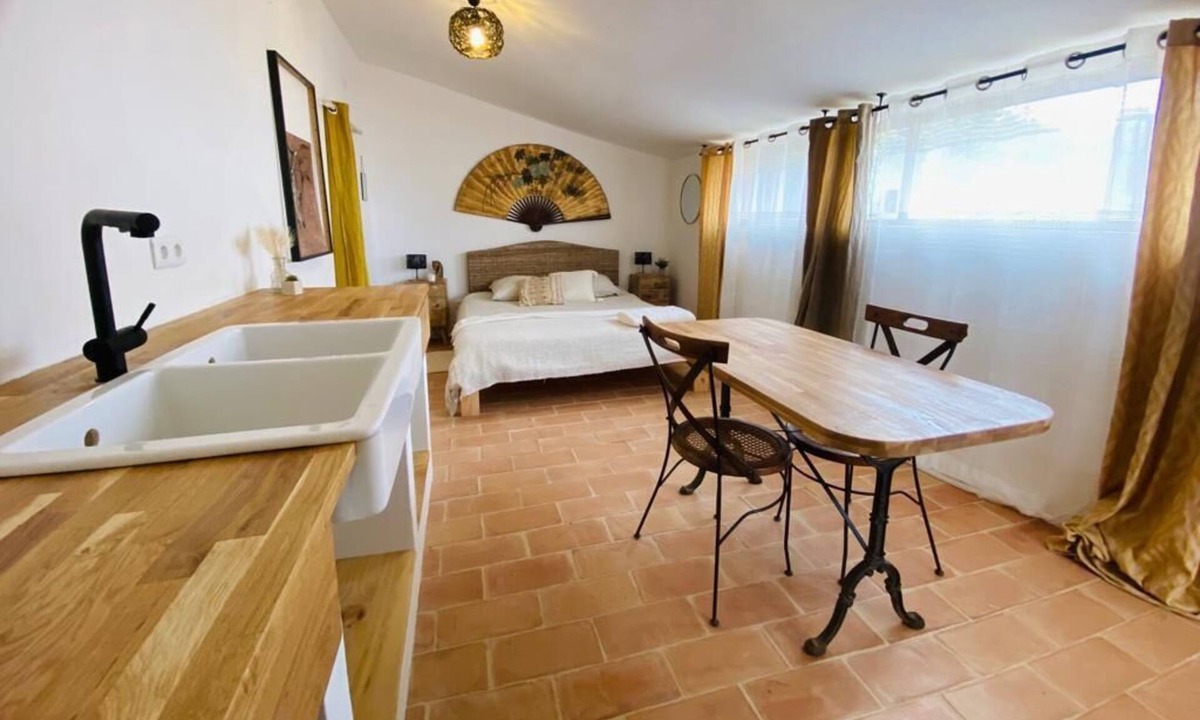 Jouques Apartment | Studio Maya surrounded by nature and horses