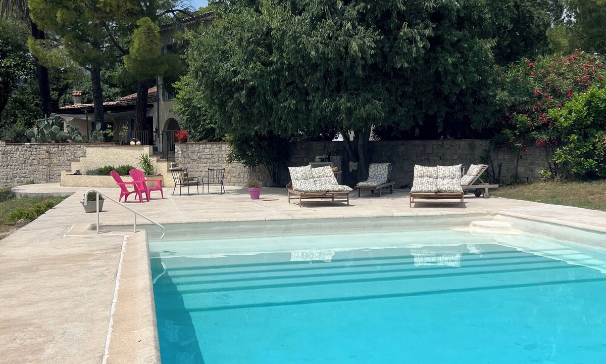 Le Plan-de-Grasse Apartment | Studio on the top floor of a traditional Grasse country house