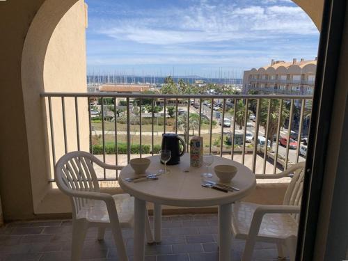 Hyeres Apartment | Studio rénové avec loggia, WIFI et parking privé à Hyères Port - FR-1-335-131