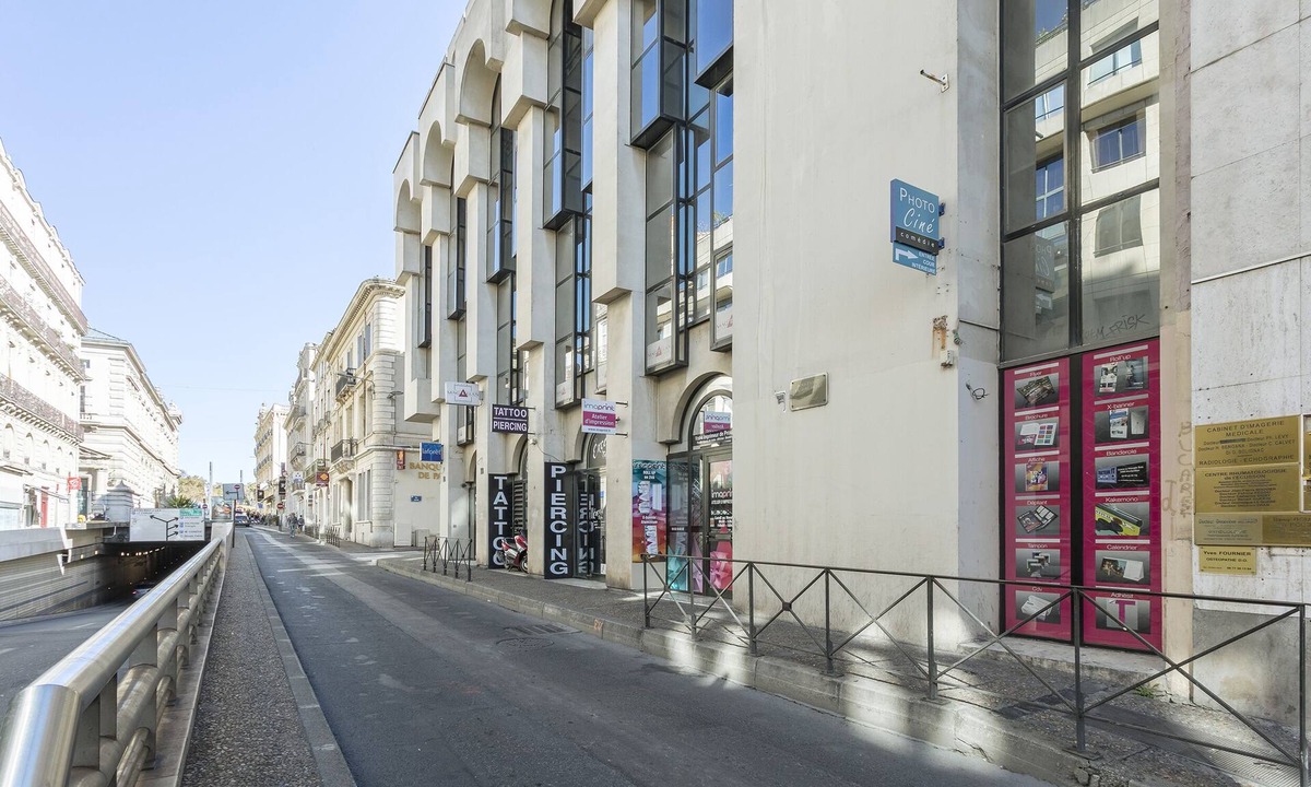 Montpellier City-Centre Apartment | Studio vue Cour-Apartment-Budget-Courtyard view-Ensuite with Bath