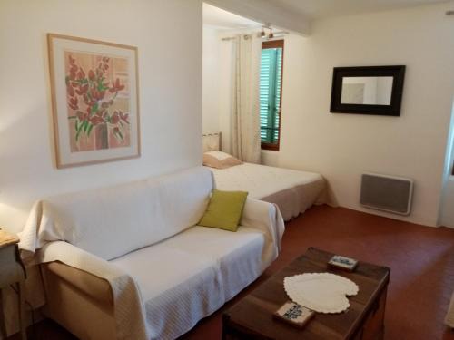 Hyeres City Centre Apartment | Studio vue mer