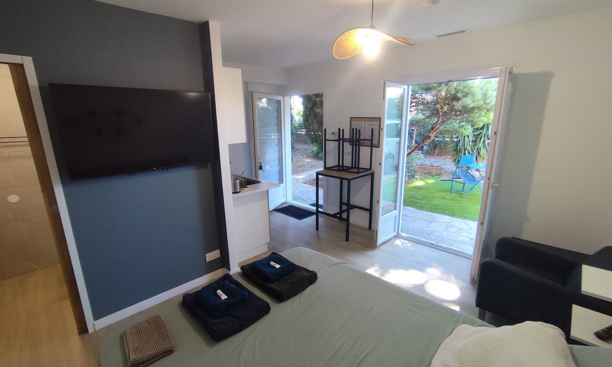 Caissargues Apartment | Studio with garden and pool