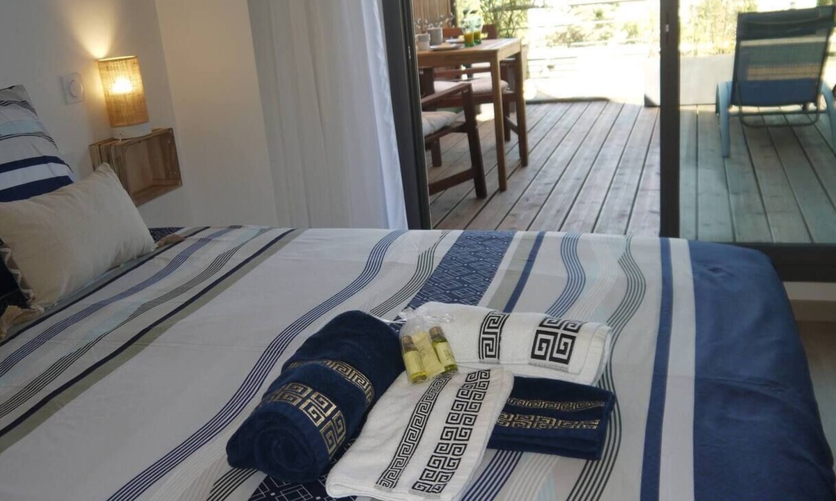 Eguilles Apartment | Studio with private terrace and swimming pool. 15 minutes from the historic center of Aix-en-Provence