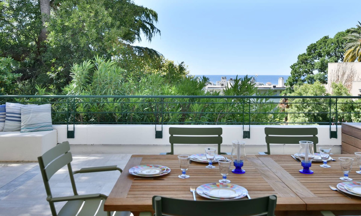 California - Pezou Apartment | Stunning 3-Br Apartment with Large Terrace and Pool