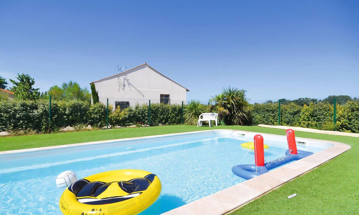 Le Sambuc Apartment | Stunning apartment in Le Sambuc with WiFi