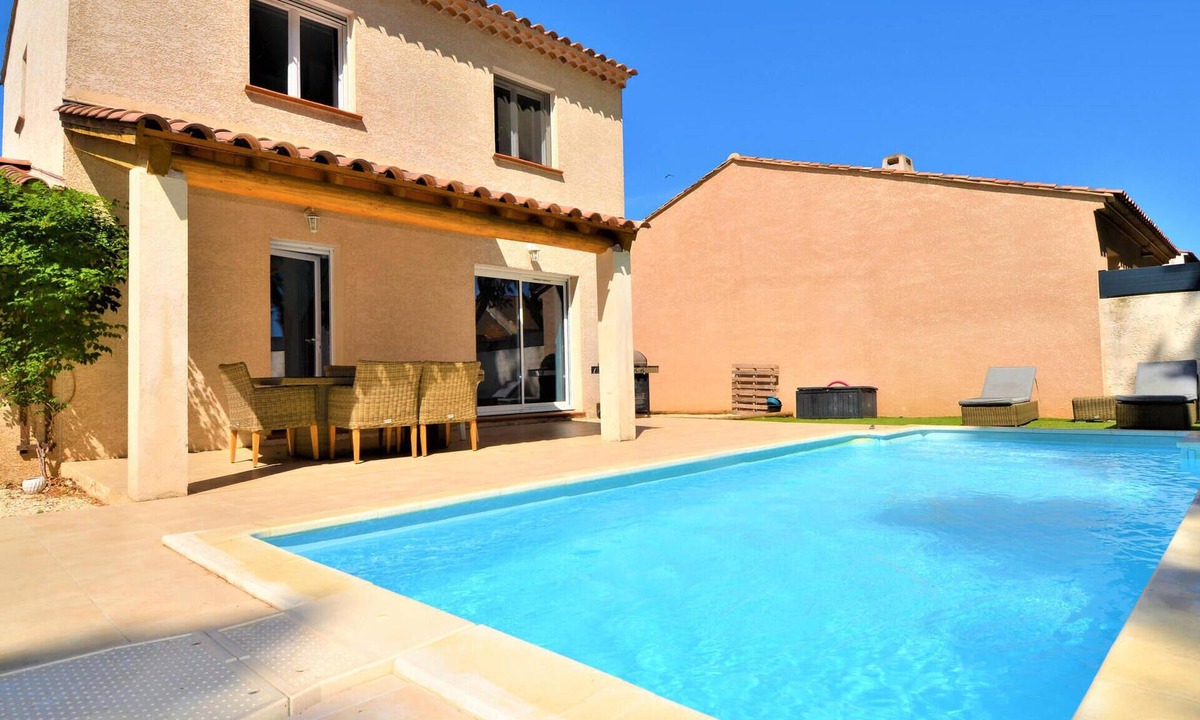 Raphele-les-Arles House | Stunning home in Arles