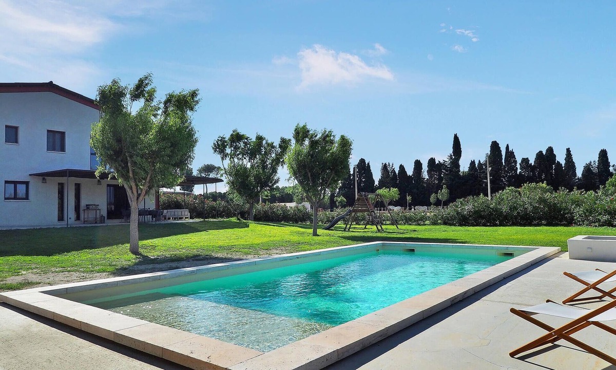 Maillane House | Stunning home in Maillane with WiFi