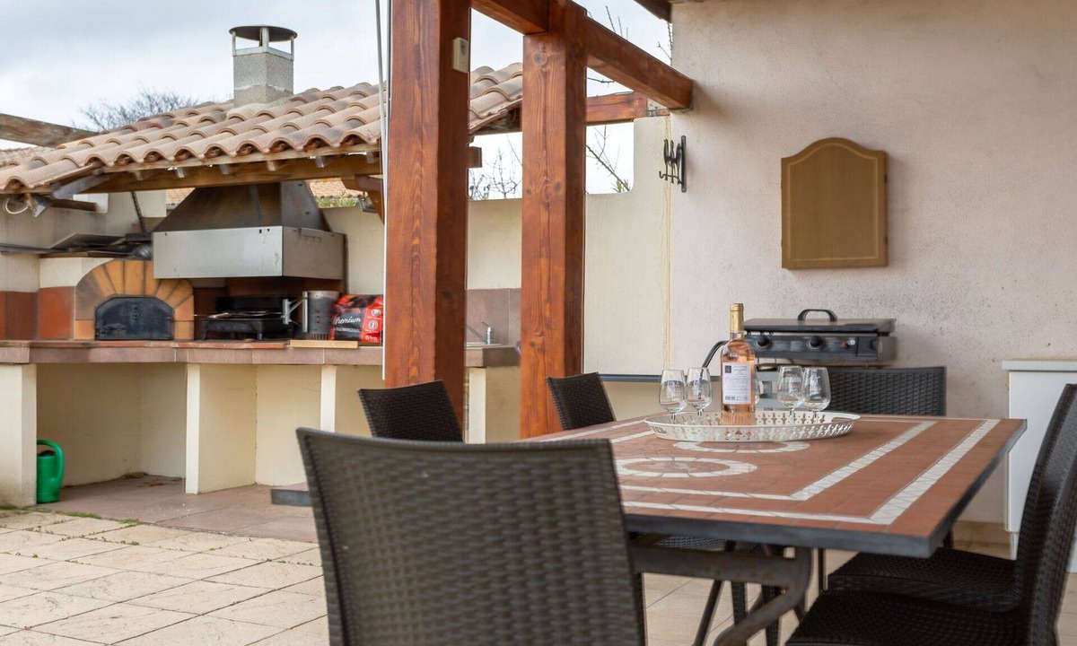 Alignan-du-Vent Villa | Stunning private villa for 8 people with private pool, WIFI, A/C, TV and terrace