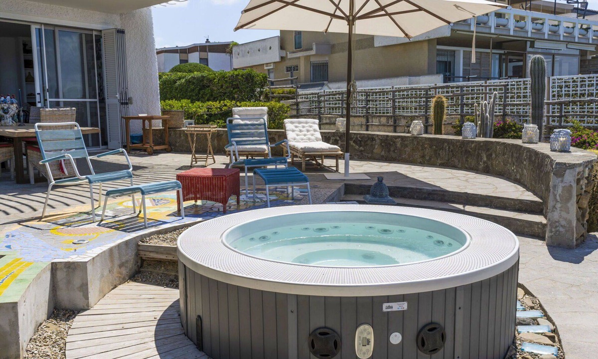 Santa Marinella Villa | Stunning private villa for 8 people with hot tub, A/C, WIFI, TV, terrace and pets allowed