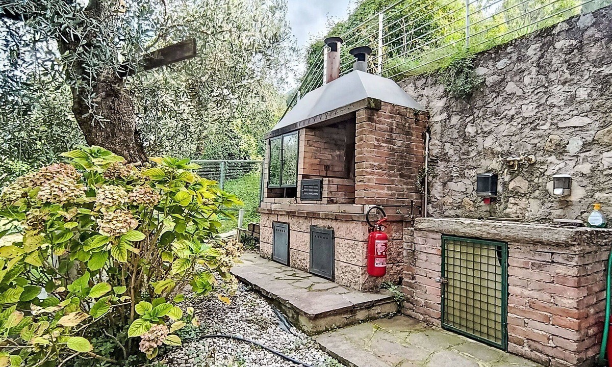 Malcesine Villa | Stunning private villa for 4 guests with WIFI, A/C, TV, patio and pets allowed