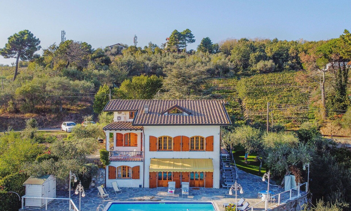 Corsanico House | Stunning private villa for 8 people with private pool, WIFI, A/C, TV, patio and pets allowed