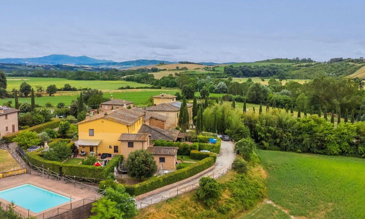 Monteroni d'Arbia House | Stunning villa for 4 people with WIFI, A/C, pool, TV, patio, pets allowed and panoramic view