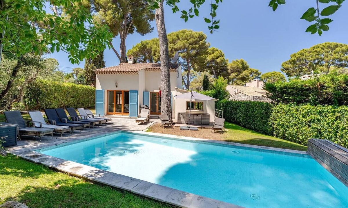 Cap-d'Antibes Villa | Stylish, Contemporary Villa heated pool, 10 mins walk to Beach
