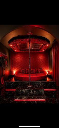 Castelnau-le-Lez Apartment | Suite érotique avec balnéo privée-pole dance-croix de Saint-André- balançoire et banc de soumission 10 min centre Montpellier