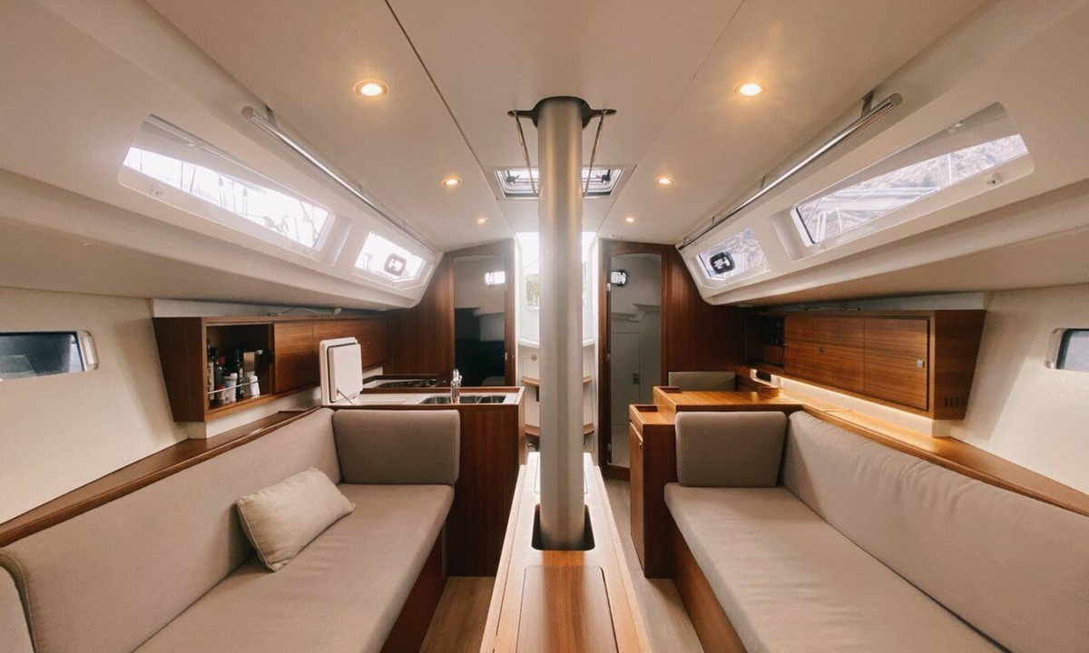 7th Arrondissement Boat Rental | Sun-Kissed Sailing Adventure to Viejo Puerto