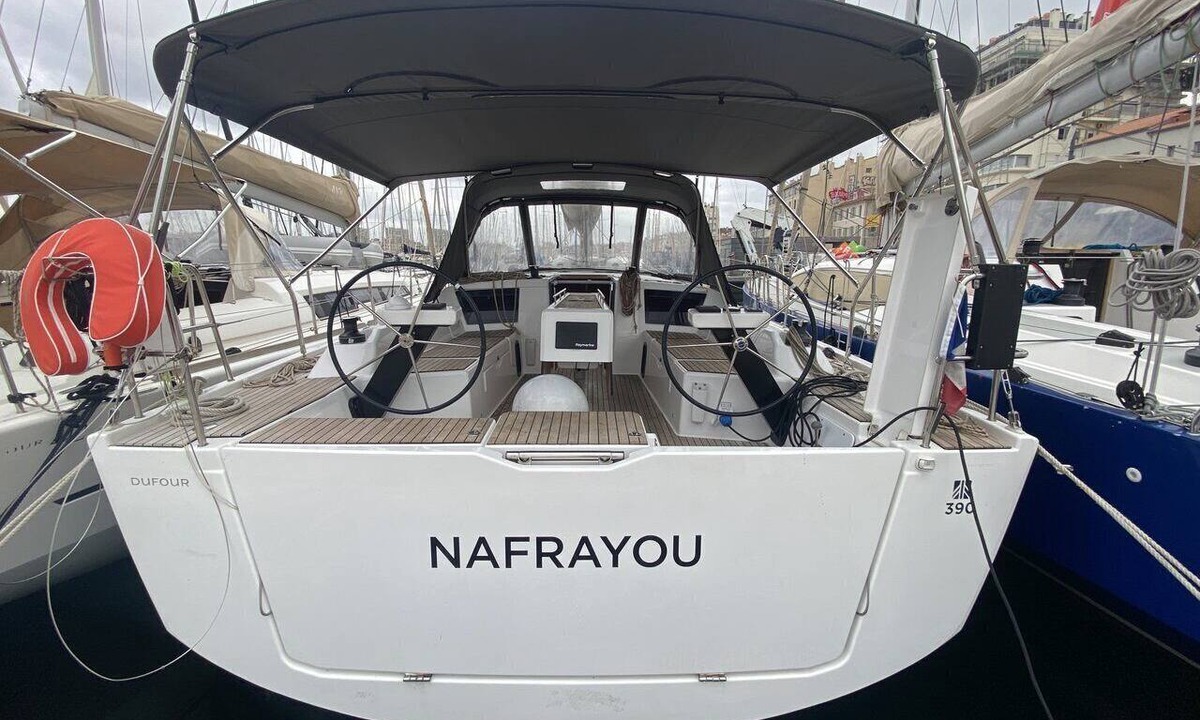 7th Arrondissement Boat Rental | Sun-Kissed Sailing Adventure to Viejo Puerto