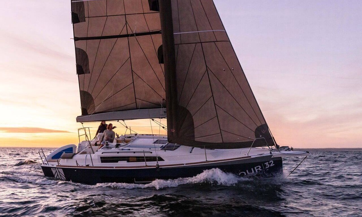 7th Arrondissement Boat Rental | Sun-Kissed Sailing Adventure to Viejo Puerto