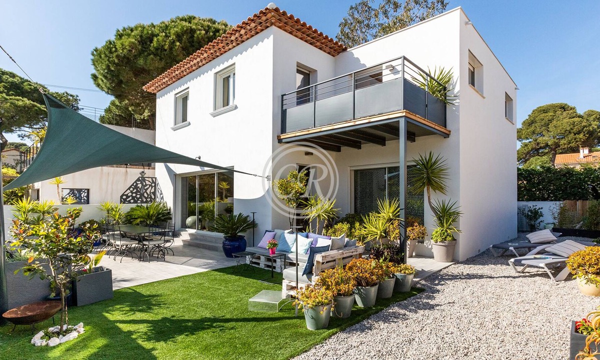 Hyeres Villa | Superb contemporary villa PIED DANS L'EAU - plage de l'Ayguade/with plancha