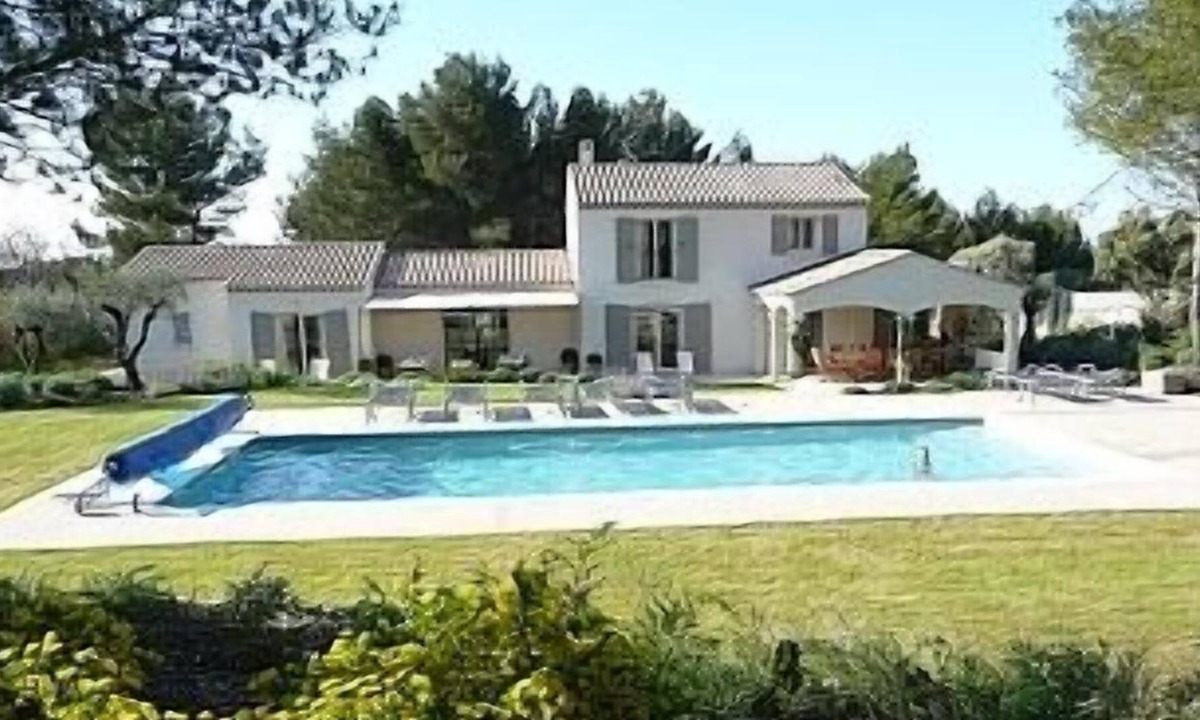 Eygalieres Villa | Superb Villa with Heated Pool and Air-Conditioning