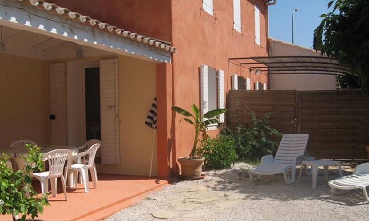 Les Lecques Apartment | T2 35 m² 300m from the Mas des Muriers beach parking and private garden
