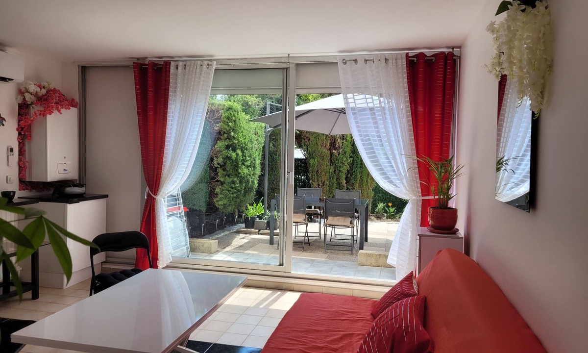 Boulouris-sur-Mer Apartment | T3 RDJ South, Sea residence exit