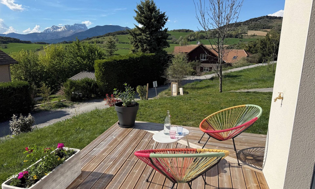 Jarjayes Ski Chalet | The Nest - Cosy chalet for 2 with private garden, sun terrace & mountain views