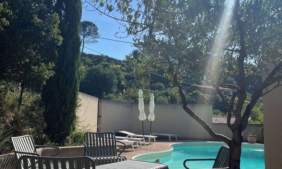 Cadenet Cabin | To the Sound of Cicadas—a peaceful spot with a pool, just a 5-minute walk from the village