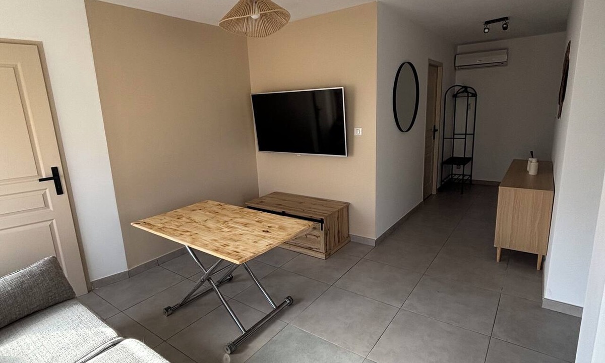 Fos-sur-Mer Apartment | Top floor of a house by the sea