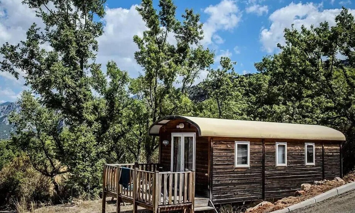 Aiguines Cabin | Travel trailer with a view of nature - 20.40 m² - 2 bedrooms (2 adults + 2 children under 12) - Air conditioning - Sleeps 4