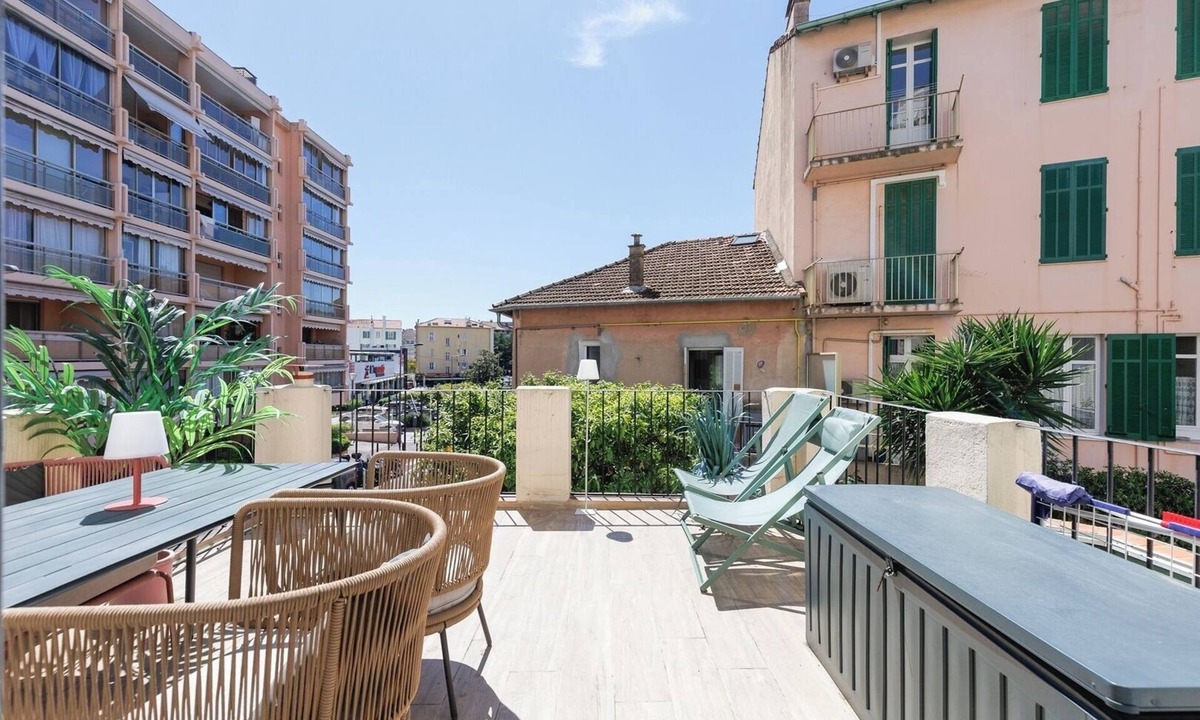 California - Pezou Apartment | Upstays Terrace 45m² Apartment Californie