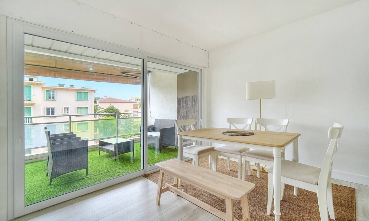 Carnot Apartment | Upstays Terrace 50m² Apartment Carnot