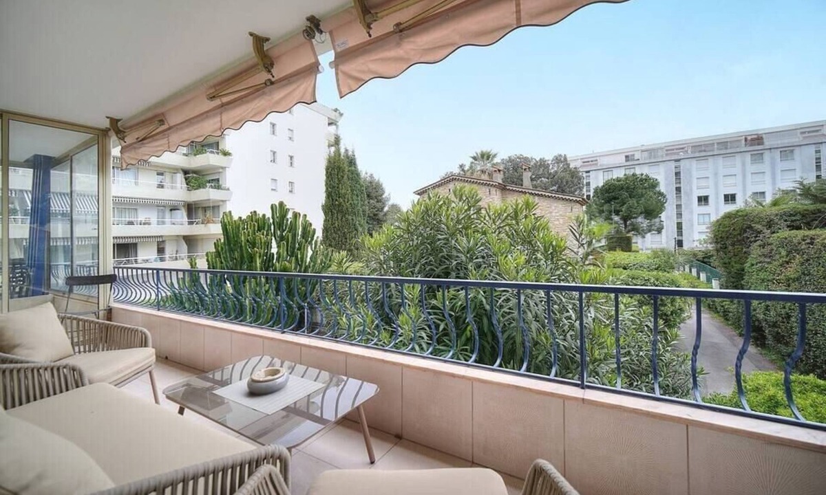 California - Pezou Apartment | UPSTAYS Terrace 62m² Apartment Near Beaches