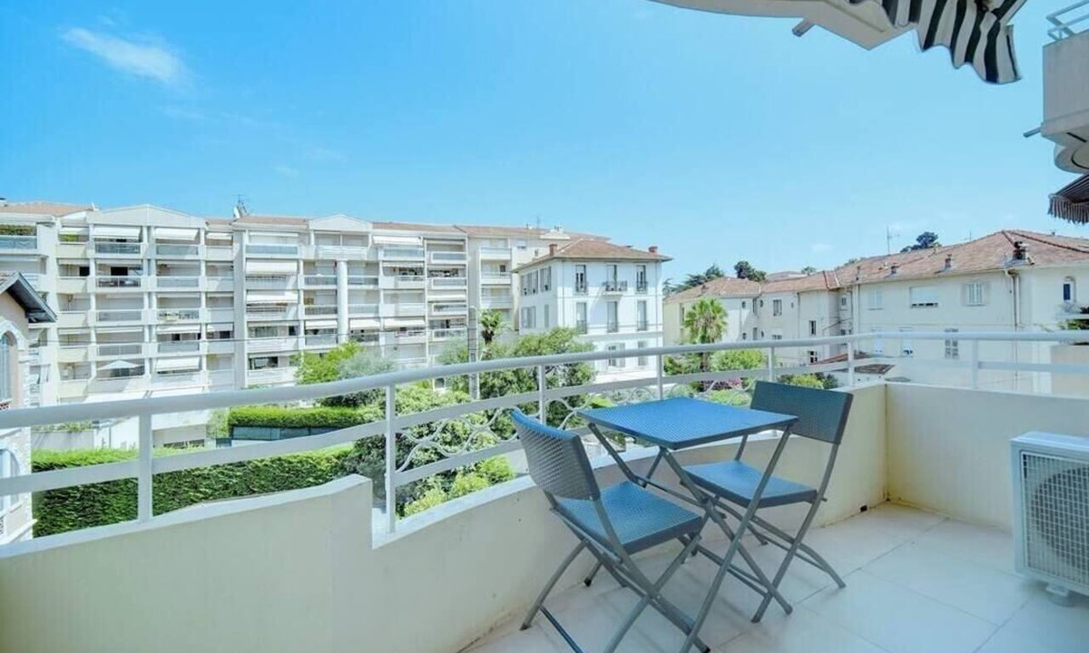 Carnot Apartment | Upstays Terrace Carnot Center 60m2 Apartment