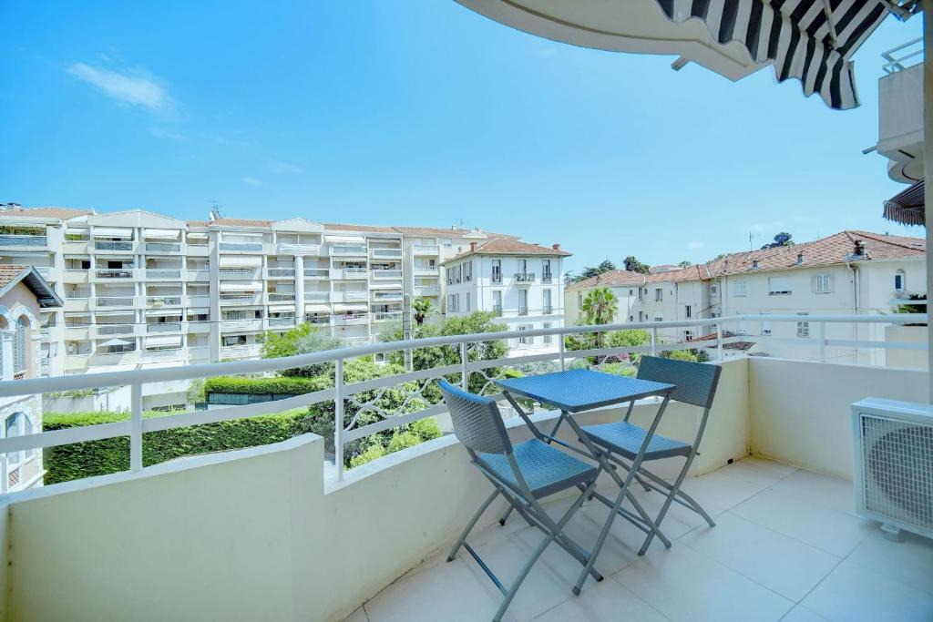 Carnot Apartment | Upstays Terrace Carnot Center 60m2 Apartment