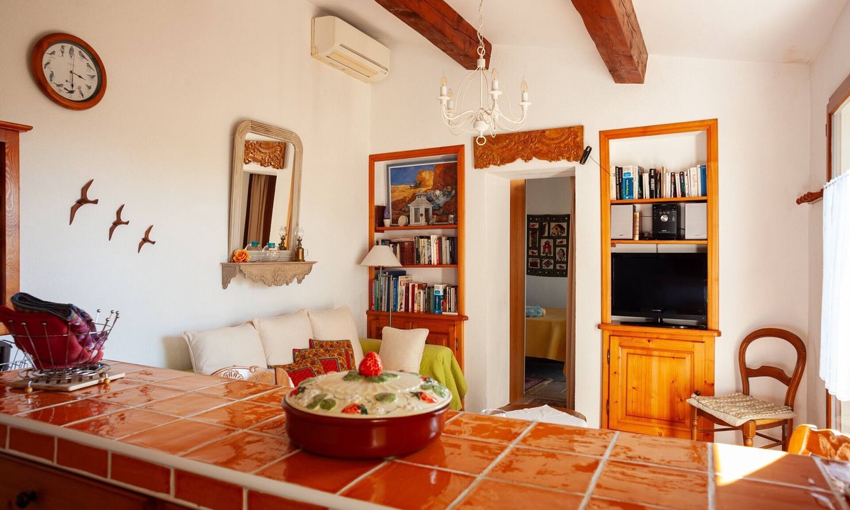Ceyreste House | Vacation Home "Les Oiseaux" with Mountain View, Private Garden & Wi-Fi