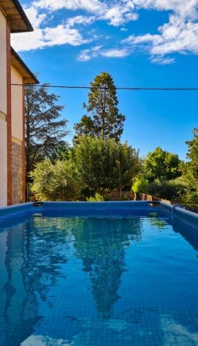 San Giovanni d'Asso Apartment | VAL D'ORCIA DELUXE 2, RAFFINATA CASA immersa nel verde con WiFi, giardino e parcheggio