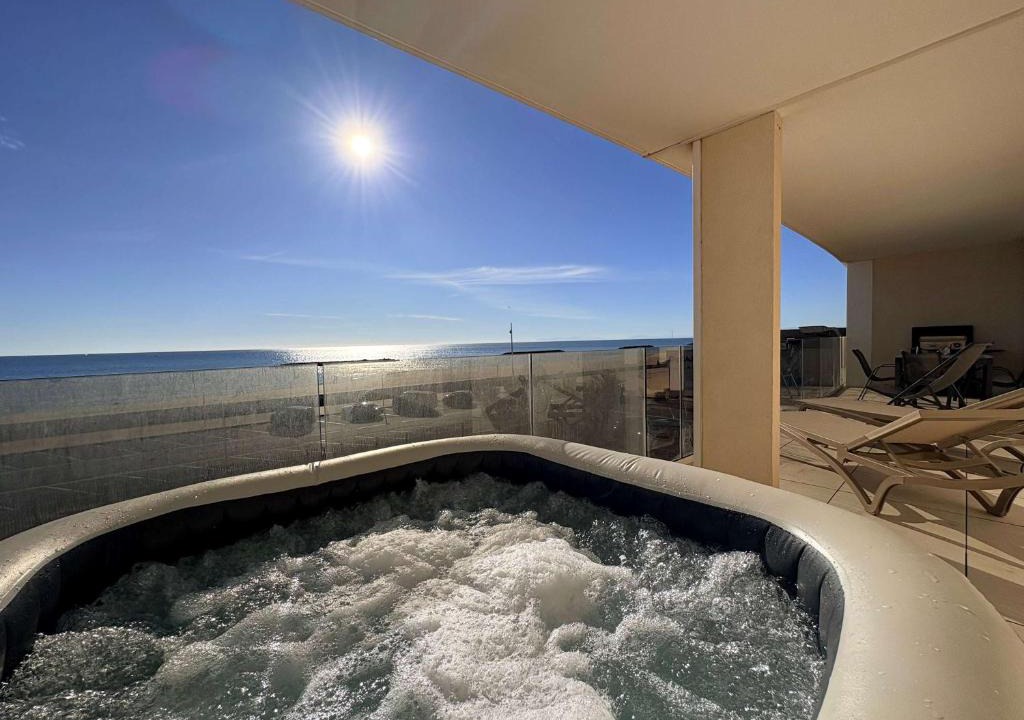 Valras-Plage Apartment | Valras-Loc Archipel Capri Jacuzzi with Sea View