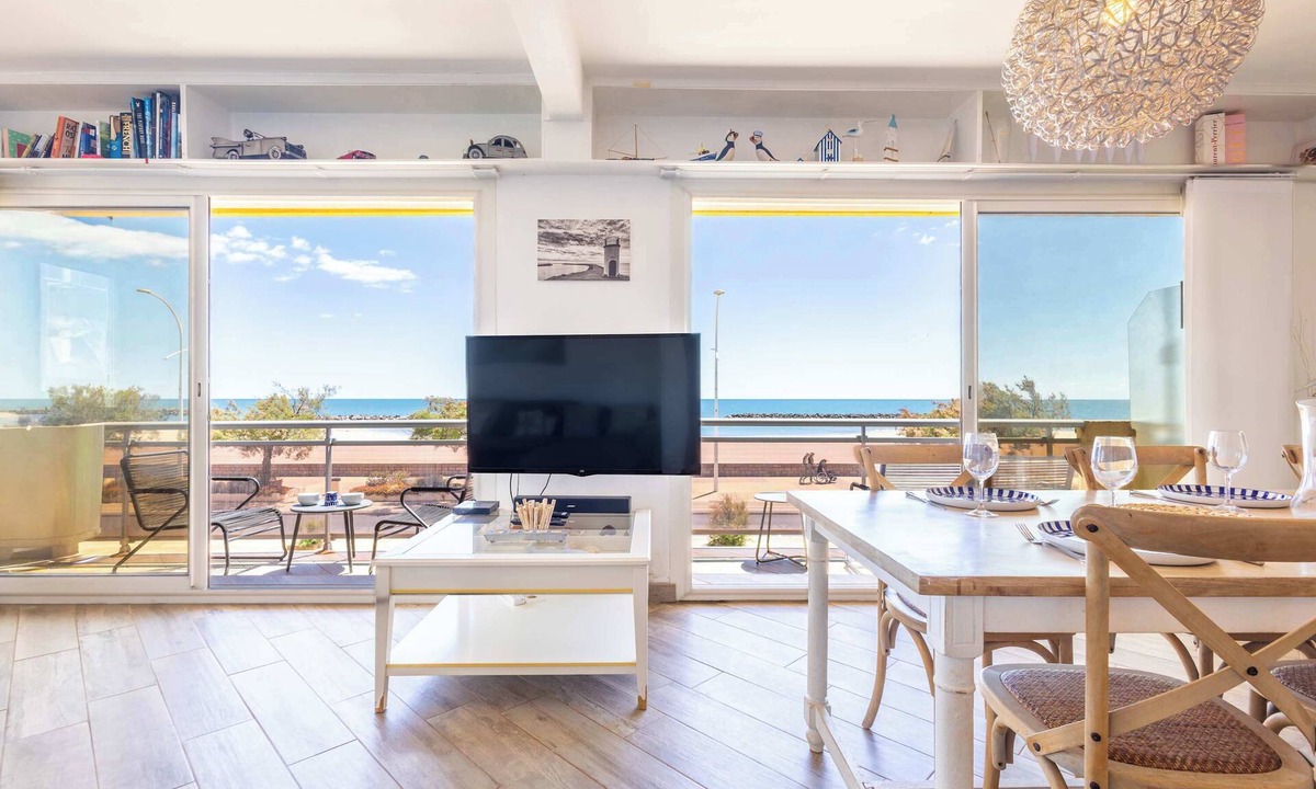 Valras-Plage Apartment | Valras-Plage Beachfront Apartment: Sea Views & Balcony!