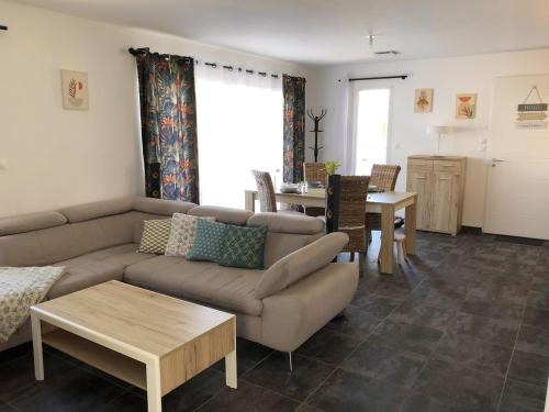 Uzes Villa | Villa 3 Ch climatisée avec piscine & jacuzzi, parking privé, centre à pied