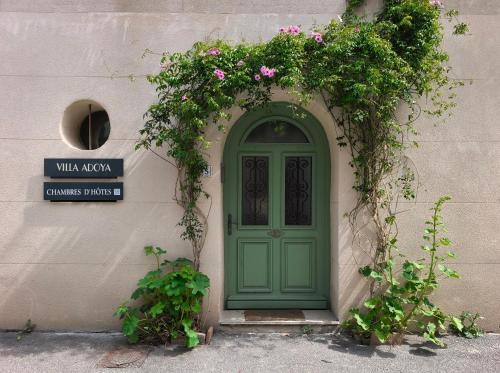 Aigues-Mortes Medieval City Bed & Breakfast | VILLA ADOYA Chambre d'hôtes Aigues-Mortes intra muros au calme climatisation réversible PISCINE WIFI ascenseur PARKING gratuit