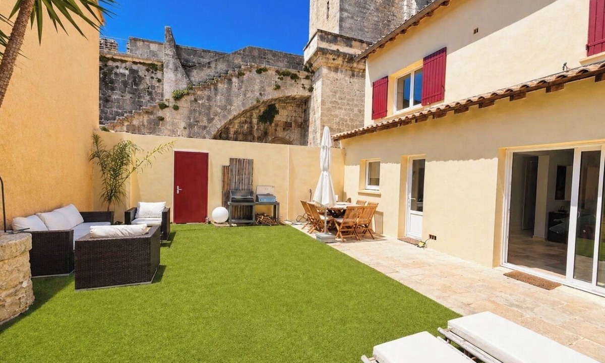 Aigues-Mortes House | VILLA AIGUES MORTES INTRA MUROS WITH GARDEN VIEW SOUTH RAMPART