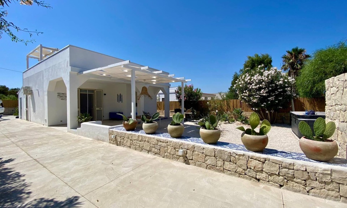 Pachino House | Villa Aroi, your vacation home just a stone's throw from the sea!