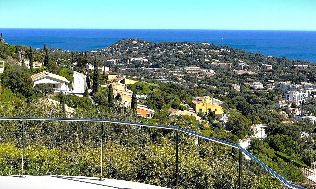 Cavalaire-sur-Mer Villa | VILLA CAVALAIRE -TRES BELLE VUE MER-RENOVATION TOTALE 2025