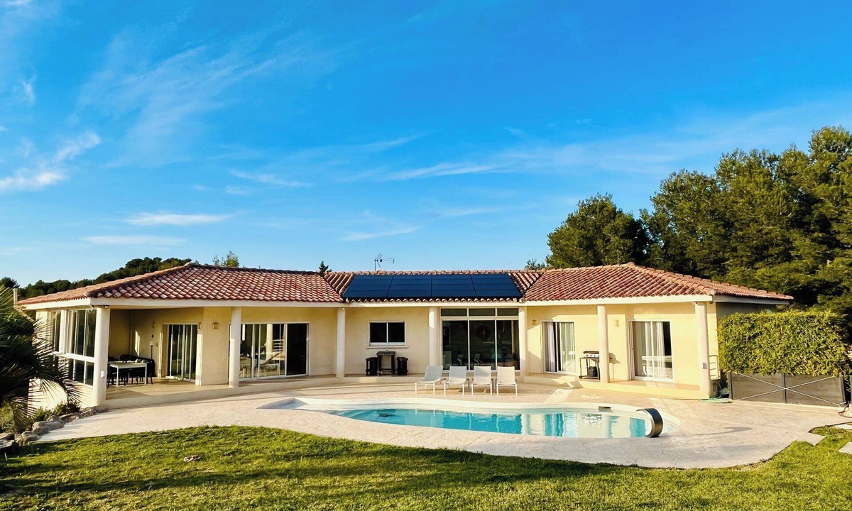 Saint-Mitre-les-Remparts Villa | Villa Bahia located between the Calanques of Marseille, the Camargue and the Alpilles.