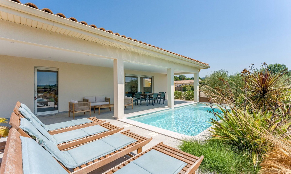 Goudargues Villa | Villa 'Hestia' with Private Pool, Wi-Fi and Air Conditioning