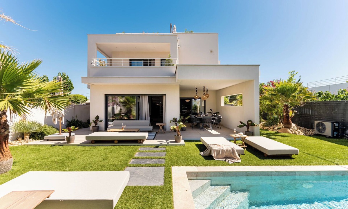 Le Grau-dʼAgde Villa | Villa Maya · Rooftop beach access heated pool