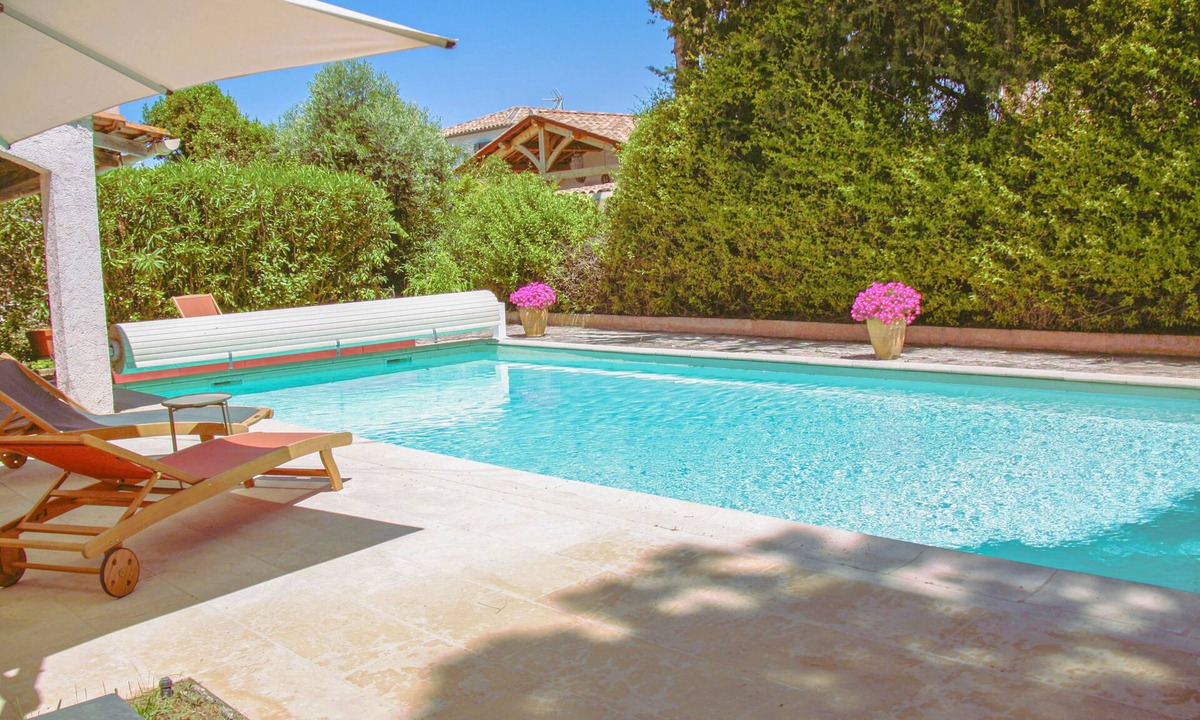 La Crau Villa | Villa Pin Parasol ideal for your holidays with swimming pool for 10 people.