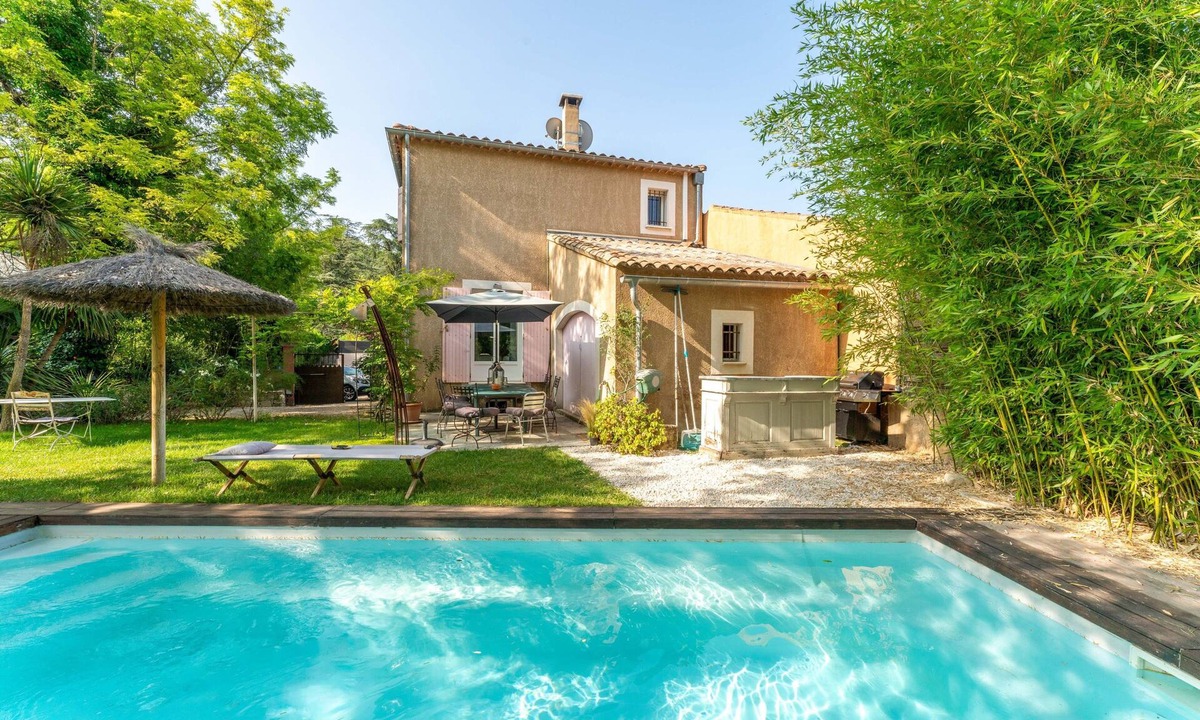 Apt Villa | Villa 'Plein Coeur Du Luberon' with Private Pool, Private Terrace and Wi-Fi