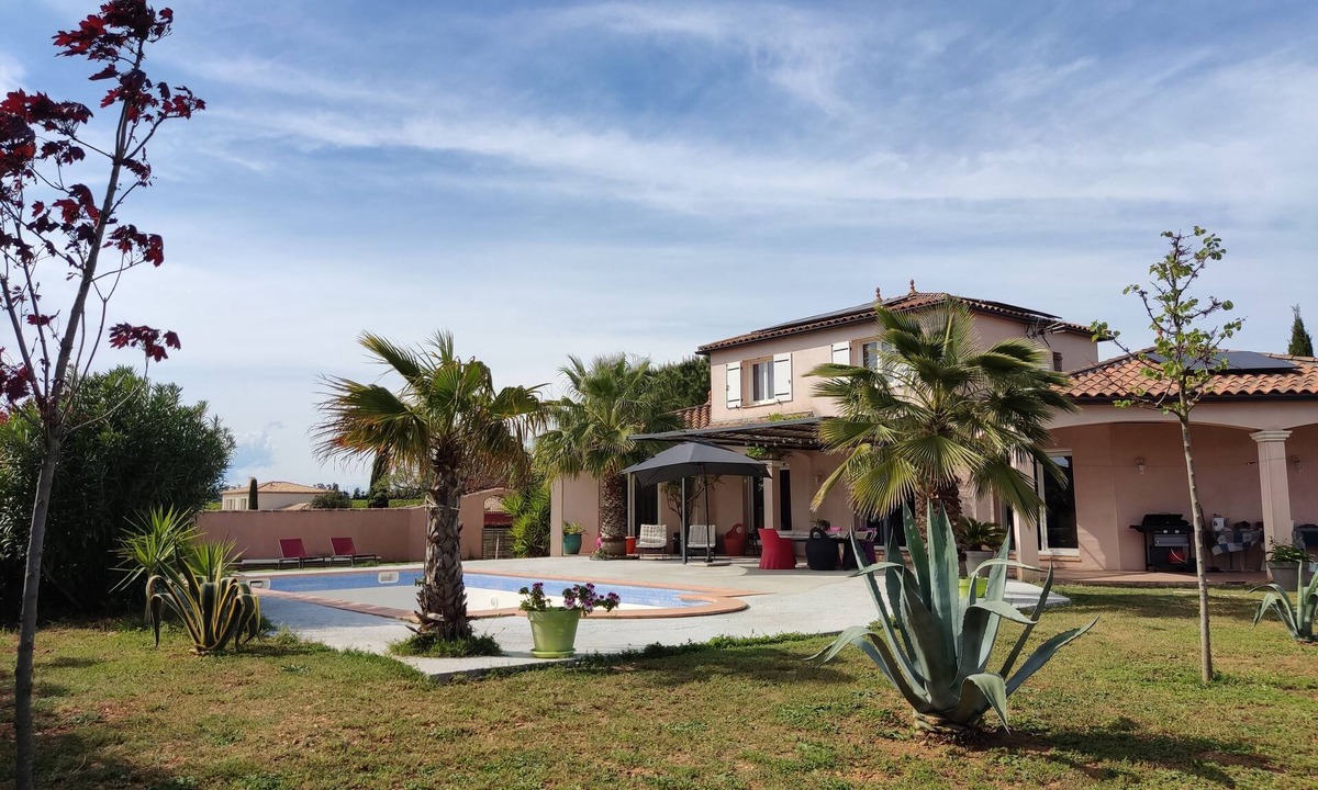 Bellegarde House | Villa pool south of France near the sea